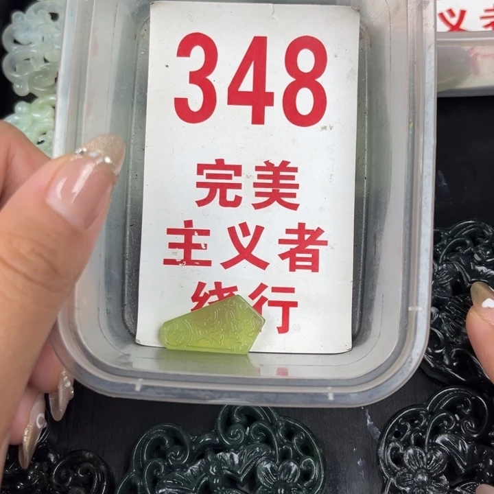 蛇纹石玉足银镀金镶嵌颈饰