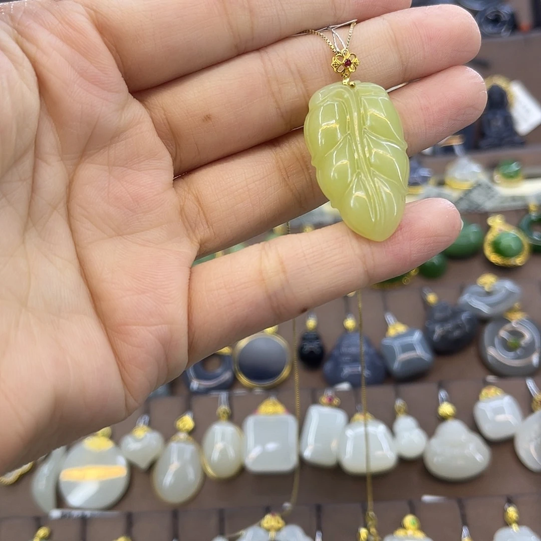 和田玉18K金镶嵌吊坠(赠链)