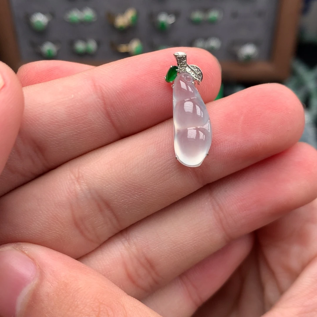 翡翠未镶嵌颈饰你是