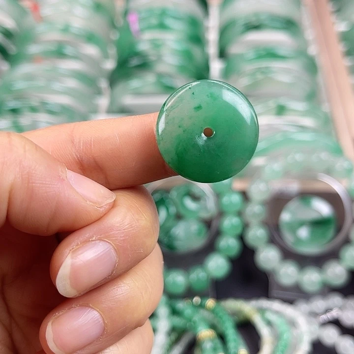 颈饰未镶嵌石英质玉