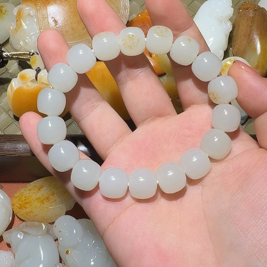 戴***伟颈饰未镶嵌和田玉