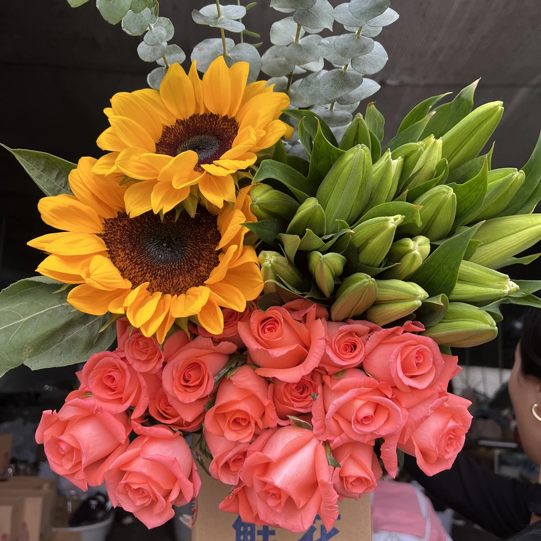 玫瑰1扎+香水百合1扎+向日葵2枝+配草5枝+营养液云南鲜花基地直发