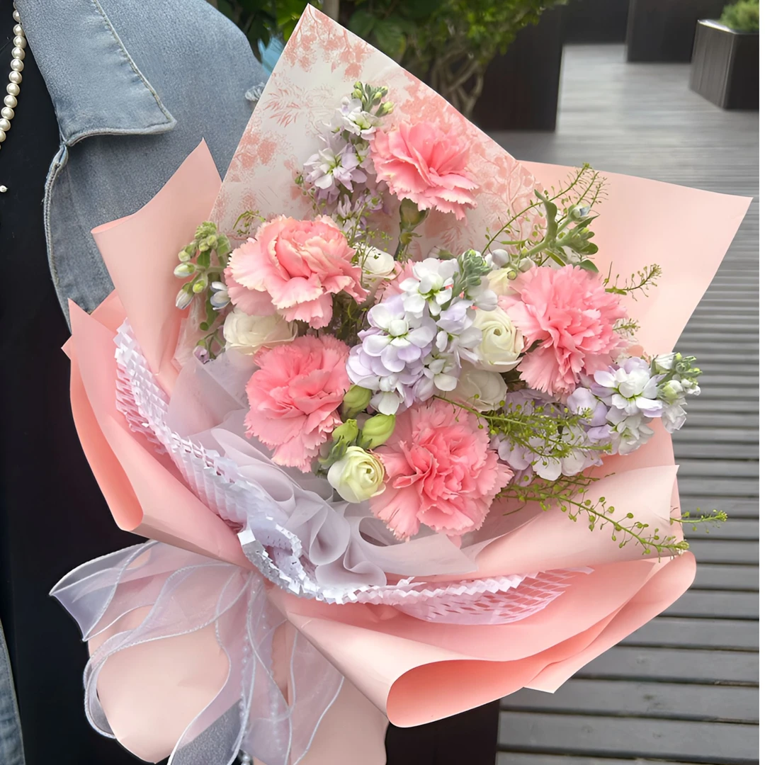 母亲节康乃馨玫瑰搭花束送长辈妈妈鲜花全国同城配送