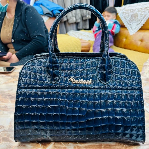 Patinna女士时尚肩包漆皮