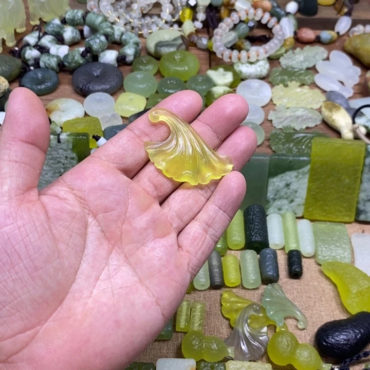 未镶嵌蛇纹石玉颈饰