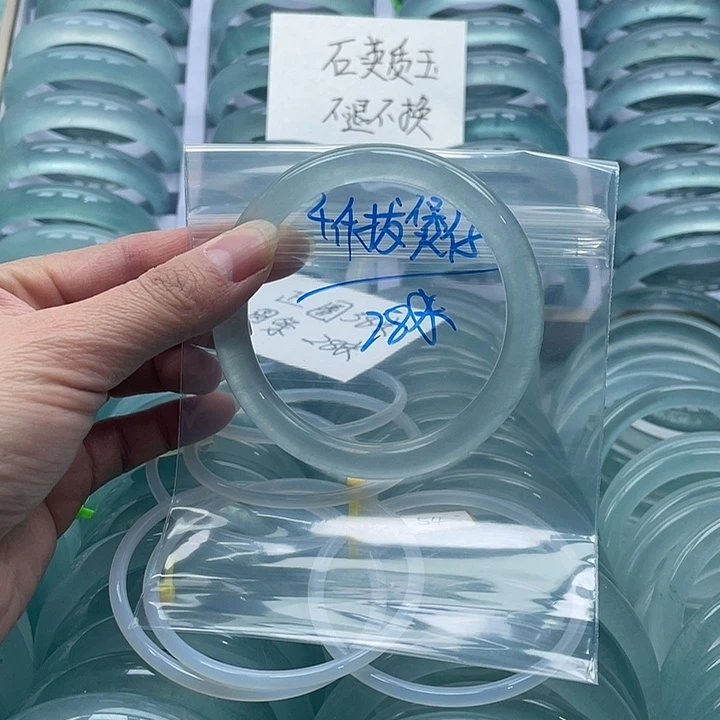 千***仔石英质玉未镶嵌手镯