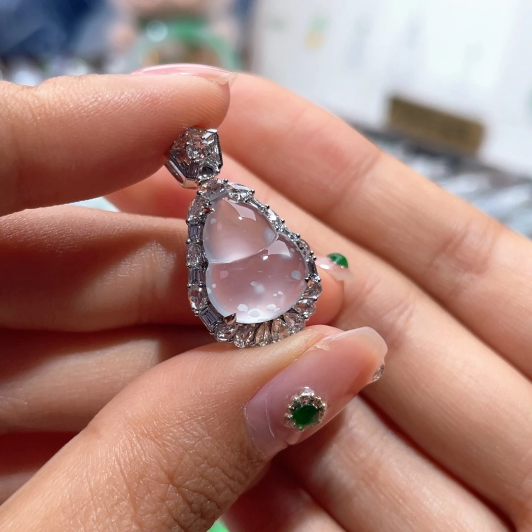 翡翠18K金镶嵌颈饰葫芦