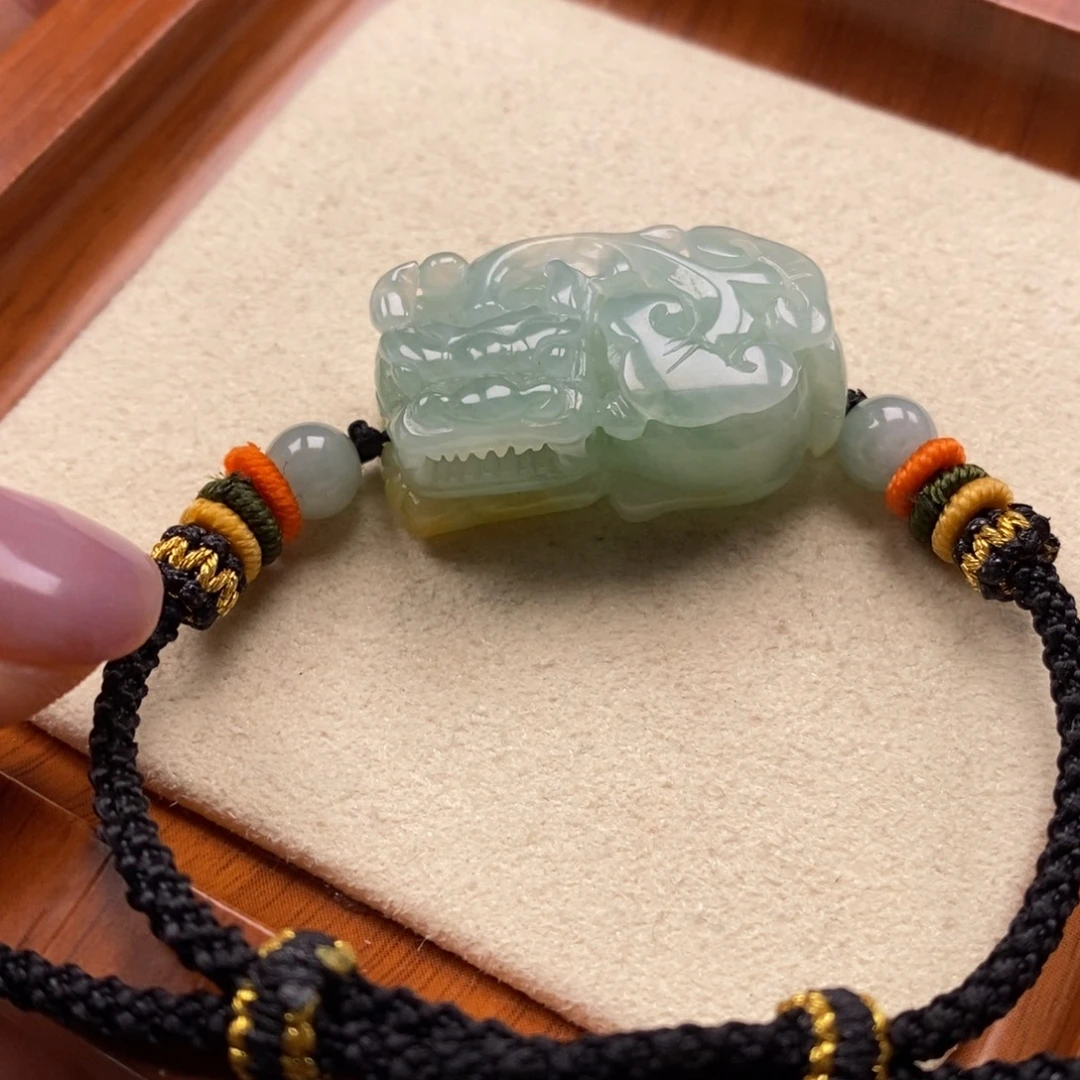 翡翠未镶嵌颈饰霸王貔貅