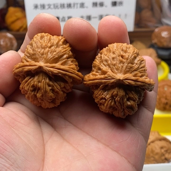 三角白狮子文玩核桃