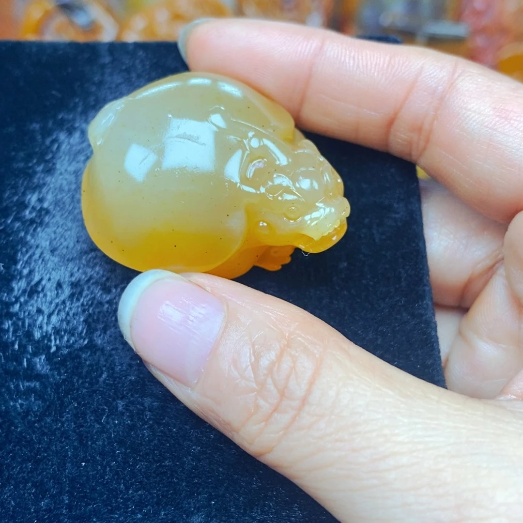 未镶嵌石英质玉（黄龙玉）颈饰