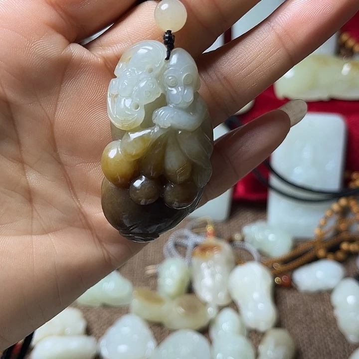 懂***得和田玉（糖玉）未镶嵌颈饰