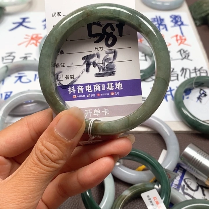 翡翠手镯未镶嵌翡翠