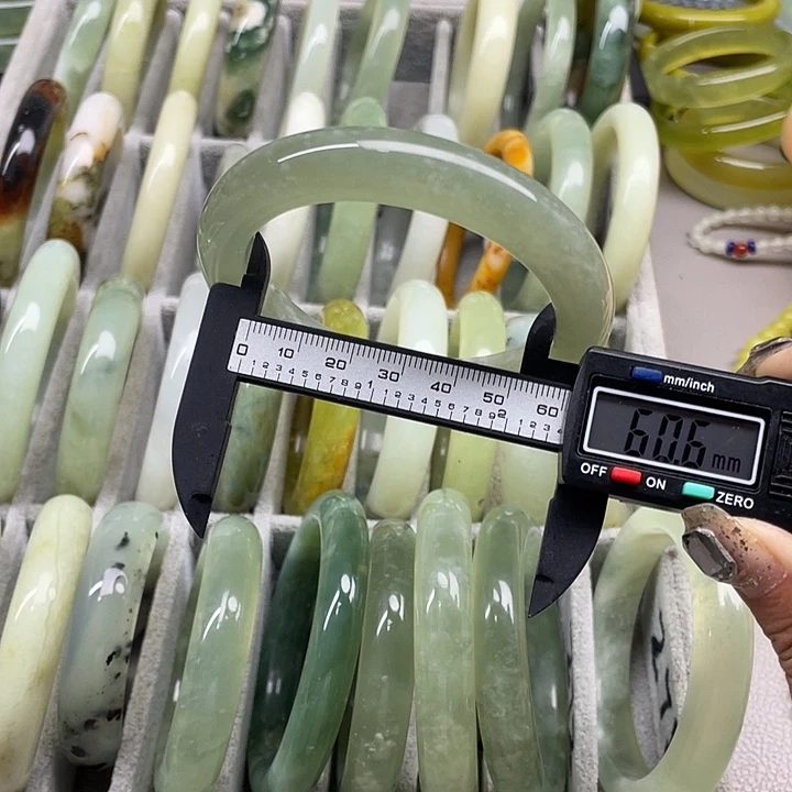 蛇纹石玉未镶嵌手镯244