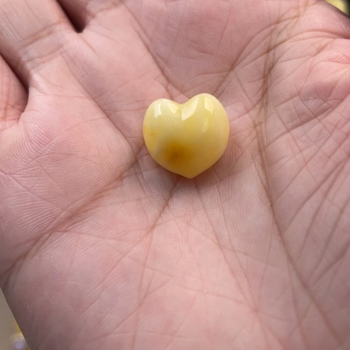 琥珀未镶嵌颈饰如图