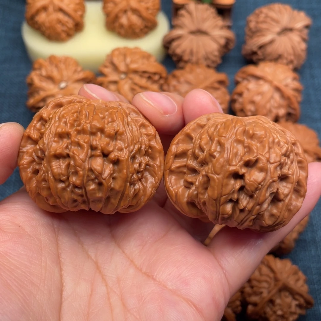 文玩核桃把件46毕业爆肉红皮白狮子全品