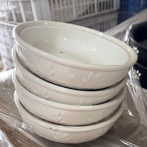 微瑕，不能明火，口径15高度4.5，4个浮雕白色