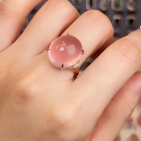 18K金镶嵌芙蓉石戒指