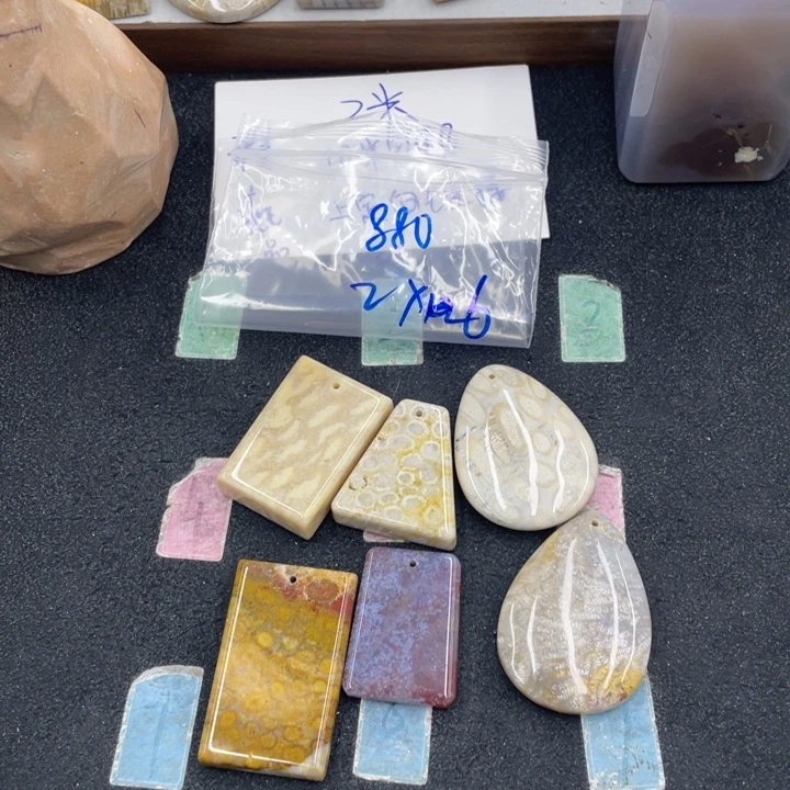 用***0硅化珊瑚（珊瑚玉）合金颈饰