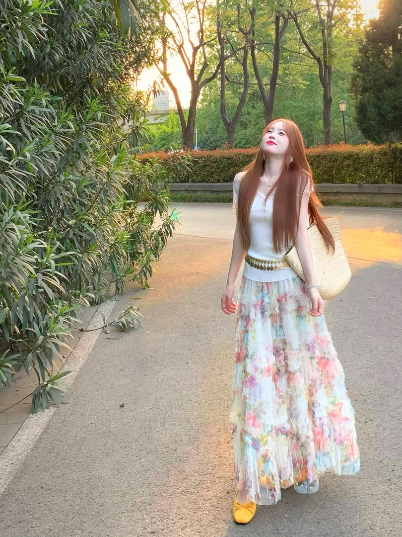 【浪漫时光】时尚洋气短袖修身上衣蕾丝拼接t恤搭油画花朵网纱半裙