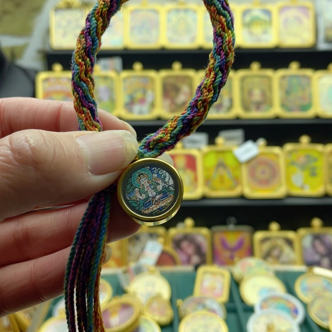 吊坠小*唐卡等多种形式进行了