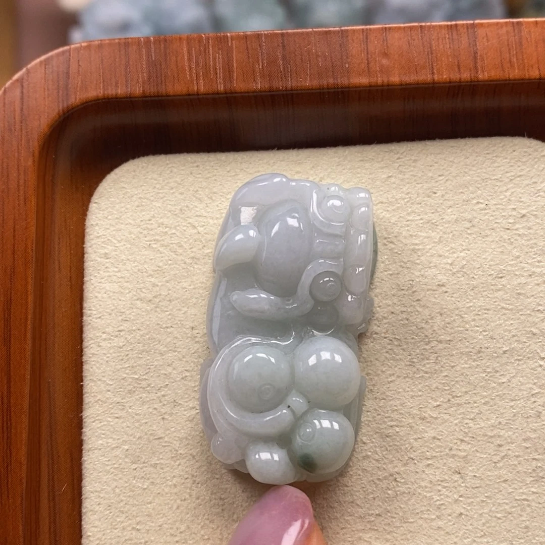 翡翠未镶嵌颈饰霸王貔貅