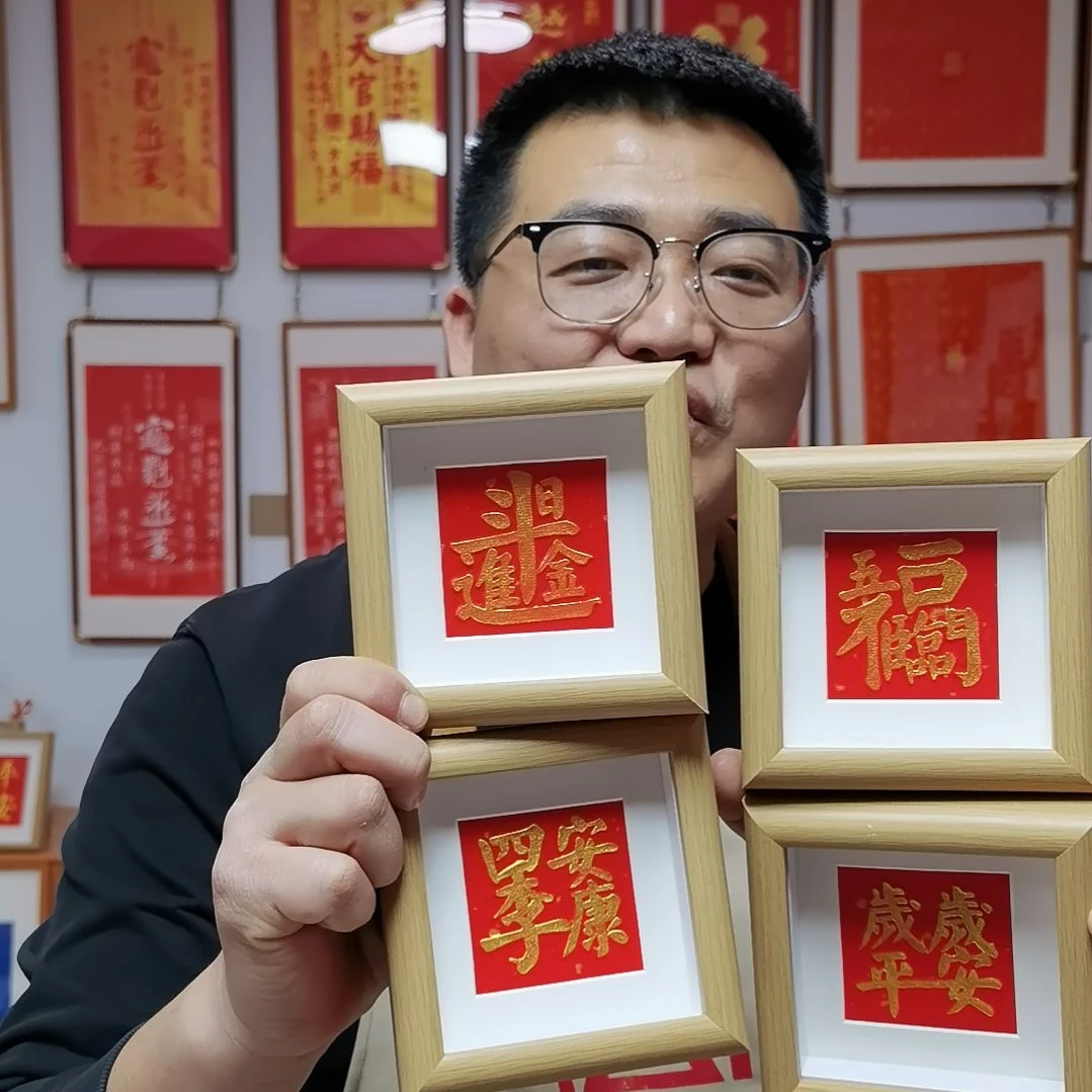 竖款四件摆台金拓