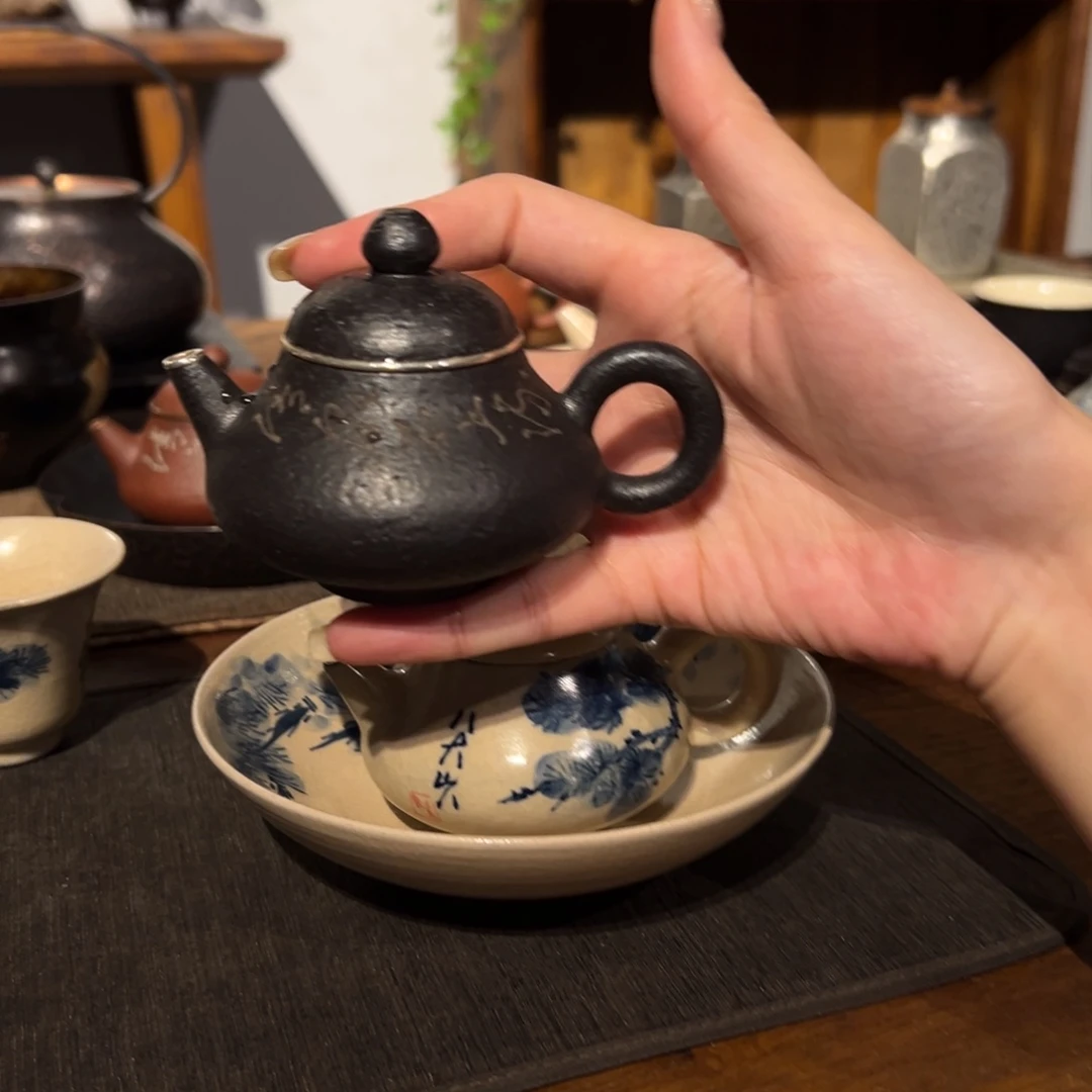 瓷片陶瓷。         陶瓷。