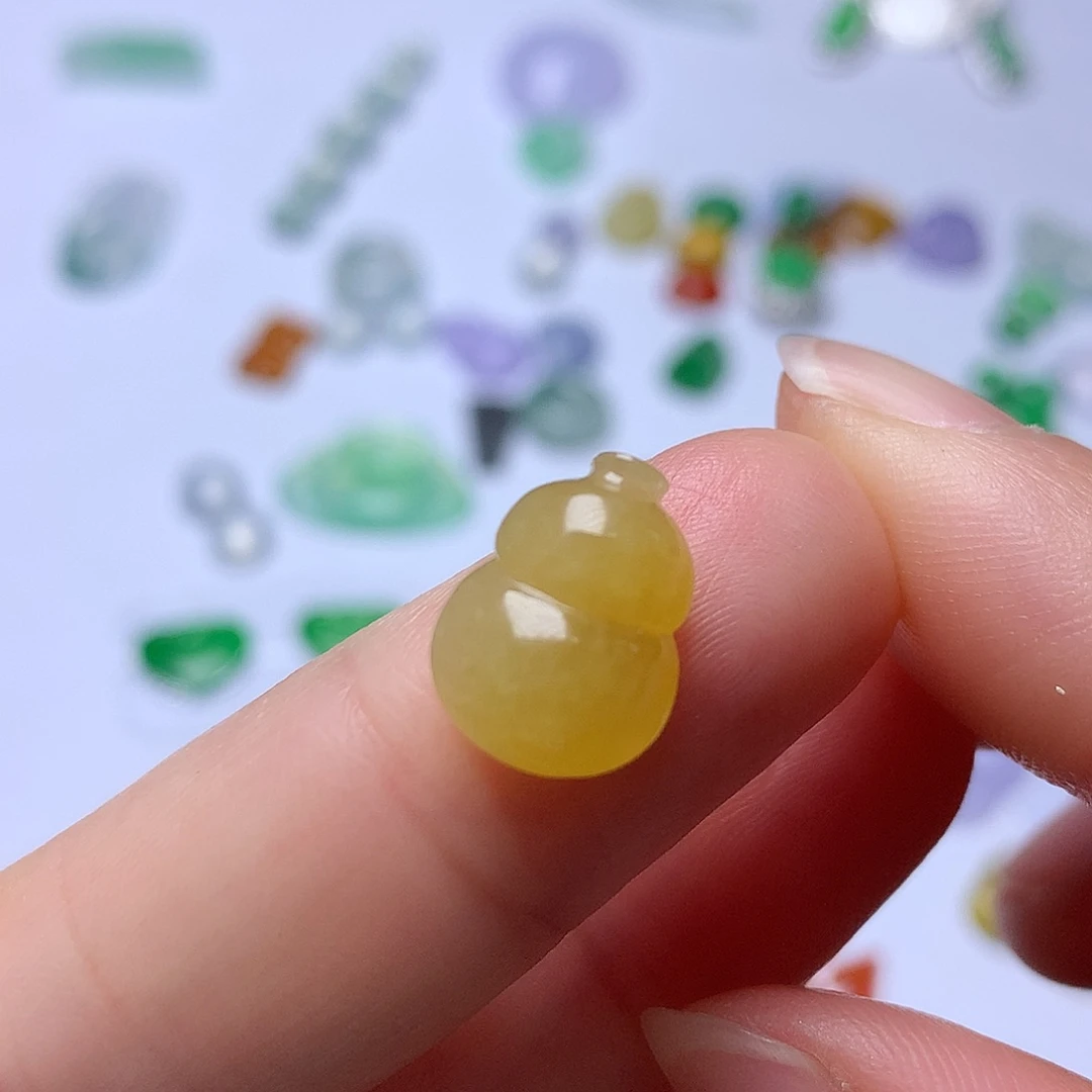 翡翠未镶嵌颈饰葫芦