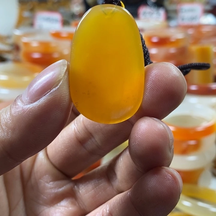 石英质玉（黄龙玉）颈饰合金