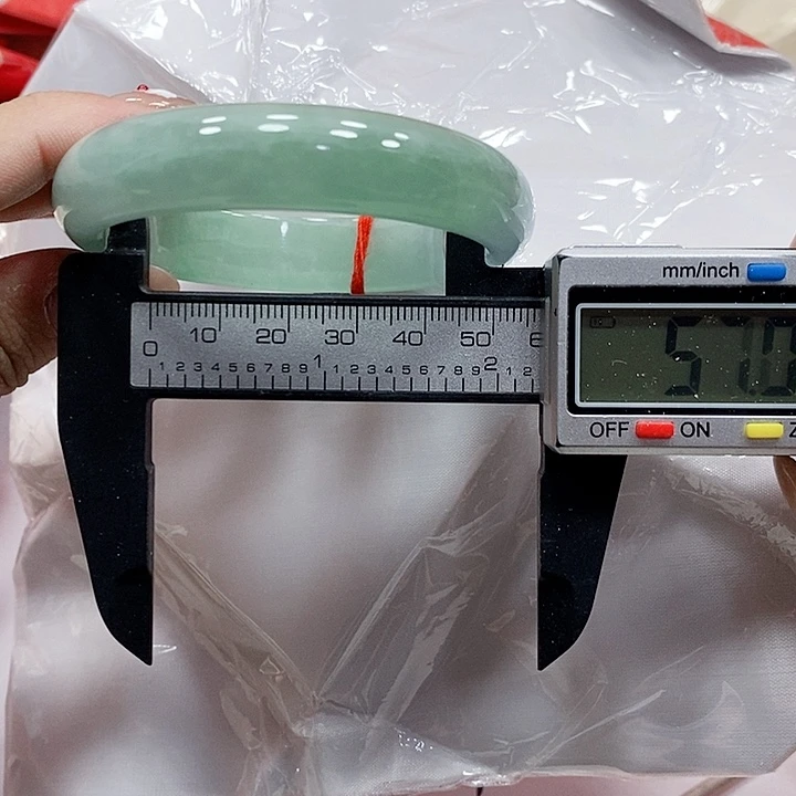 翡翠手镯未镶嵌127。