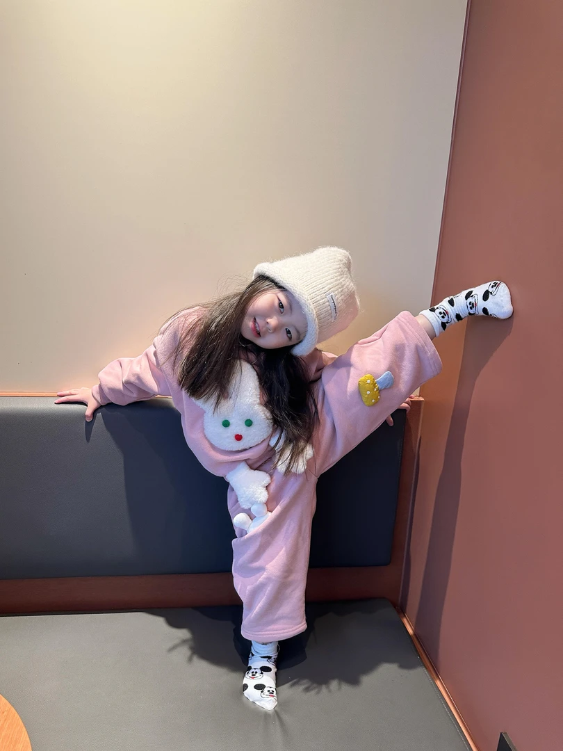 《甜小七》2025秋冬新款童装卡通贴布兔兔粉色卫衣童话风卫裤套装