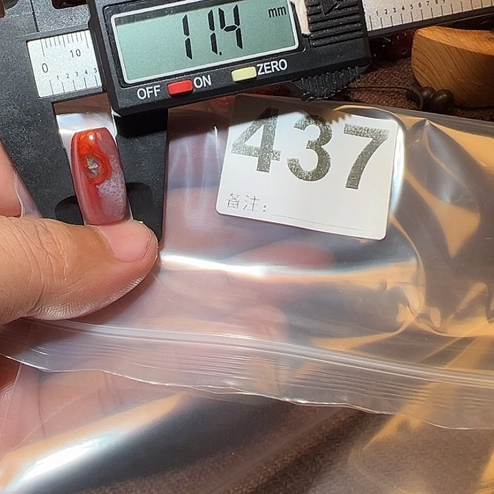 未镶嵌好的南红玛瑙