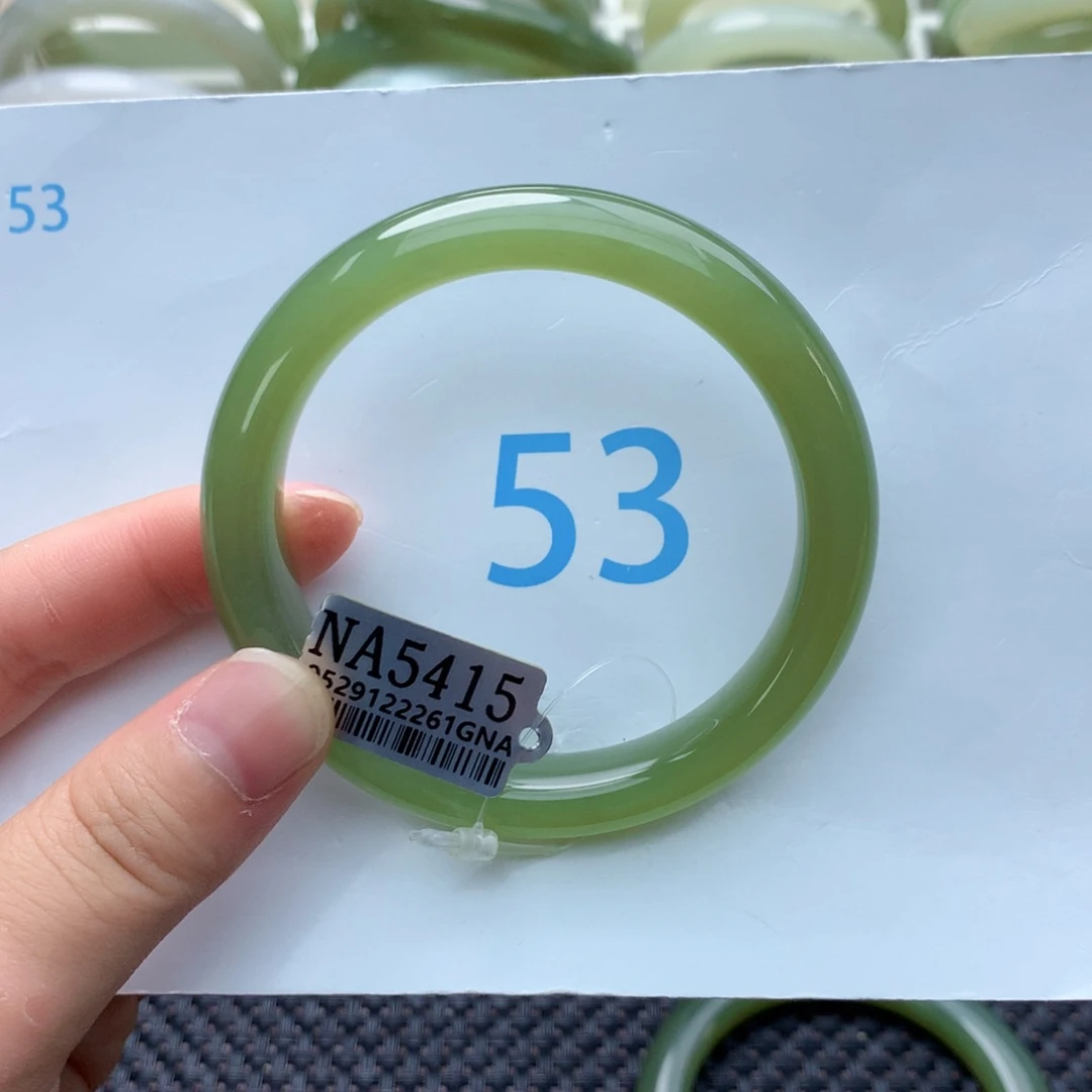 珊****和田玉手镯未镶嵌