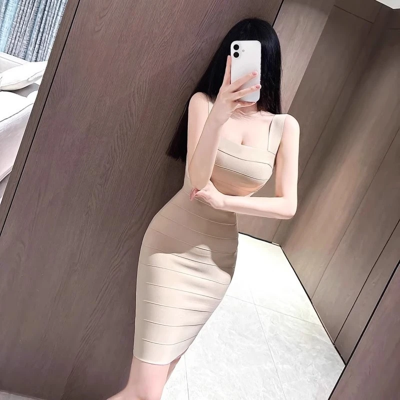 法式纯欲风针织连衣裙新款性感气质吊带修身显瘦收腰绷带辣妹裙子