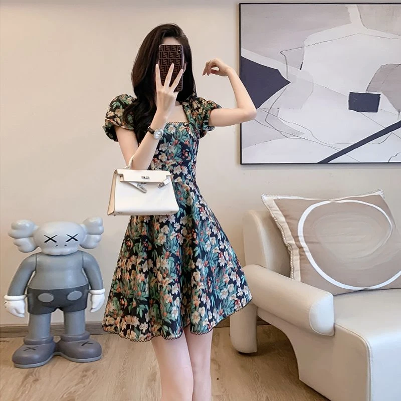夏季2025新款小香风茶歇法式设计感小众小个子方领碎花连衣裙子女