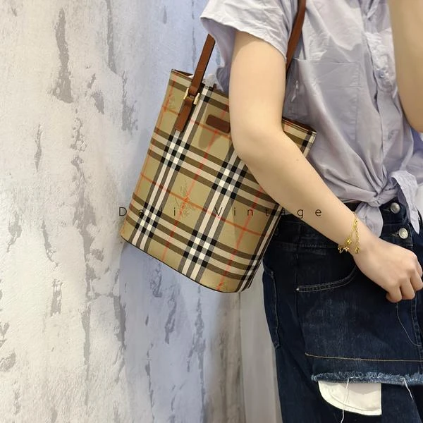 大吉中古/Burberry战马格纹棕色小水桶单肩包