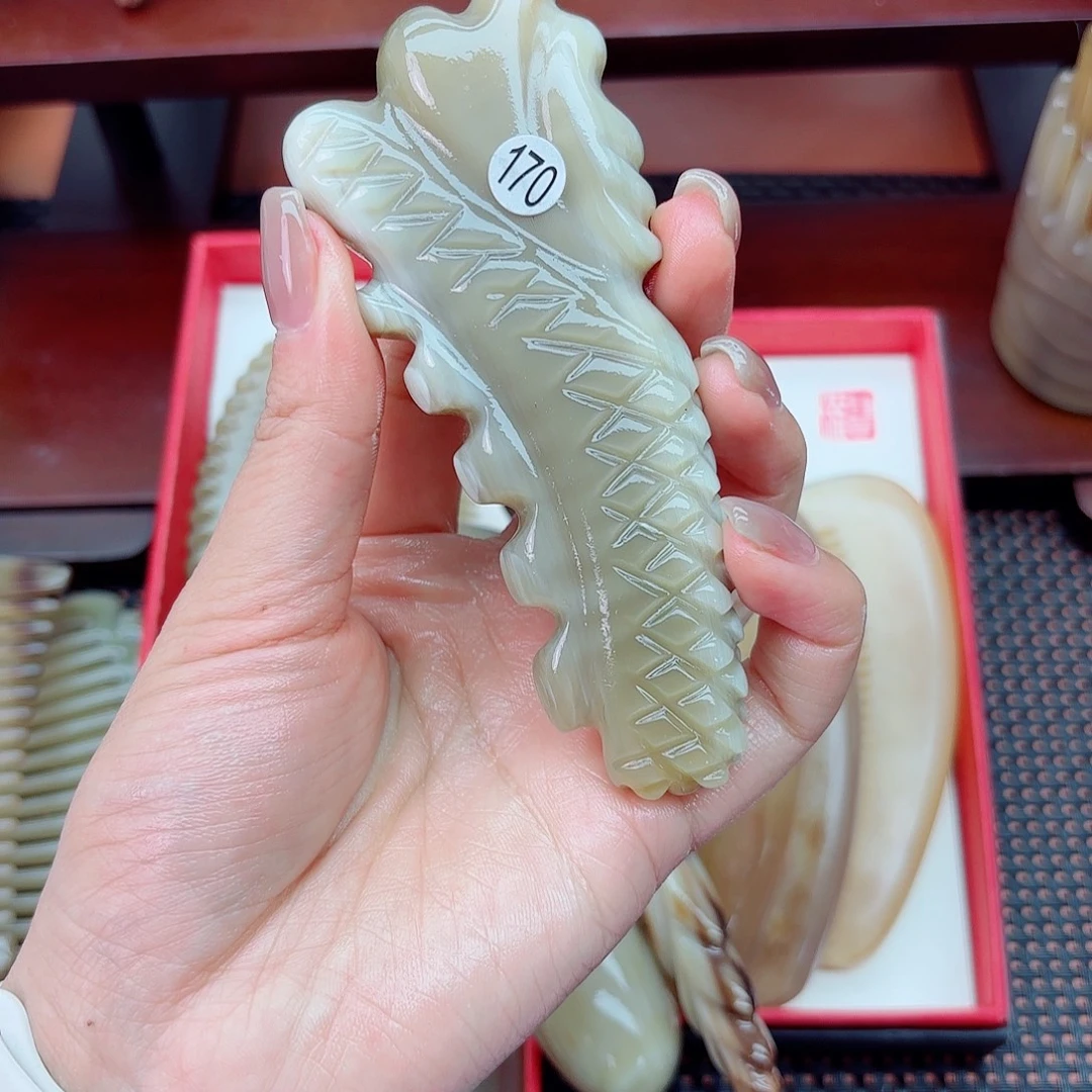 纯手工制作纯牛角梳子