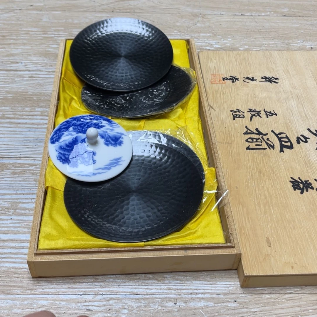 瓷片自*密密麻麻地排列着一个