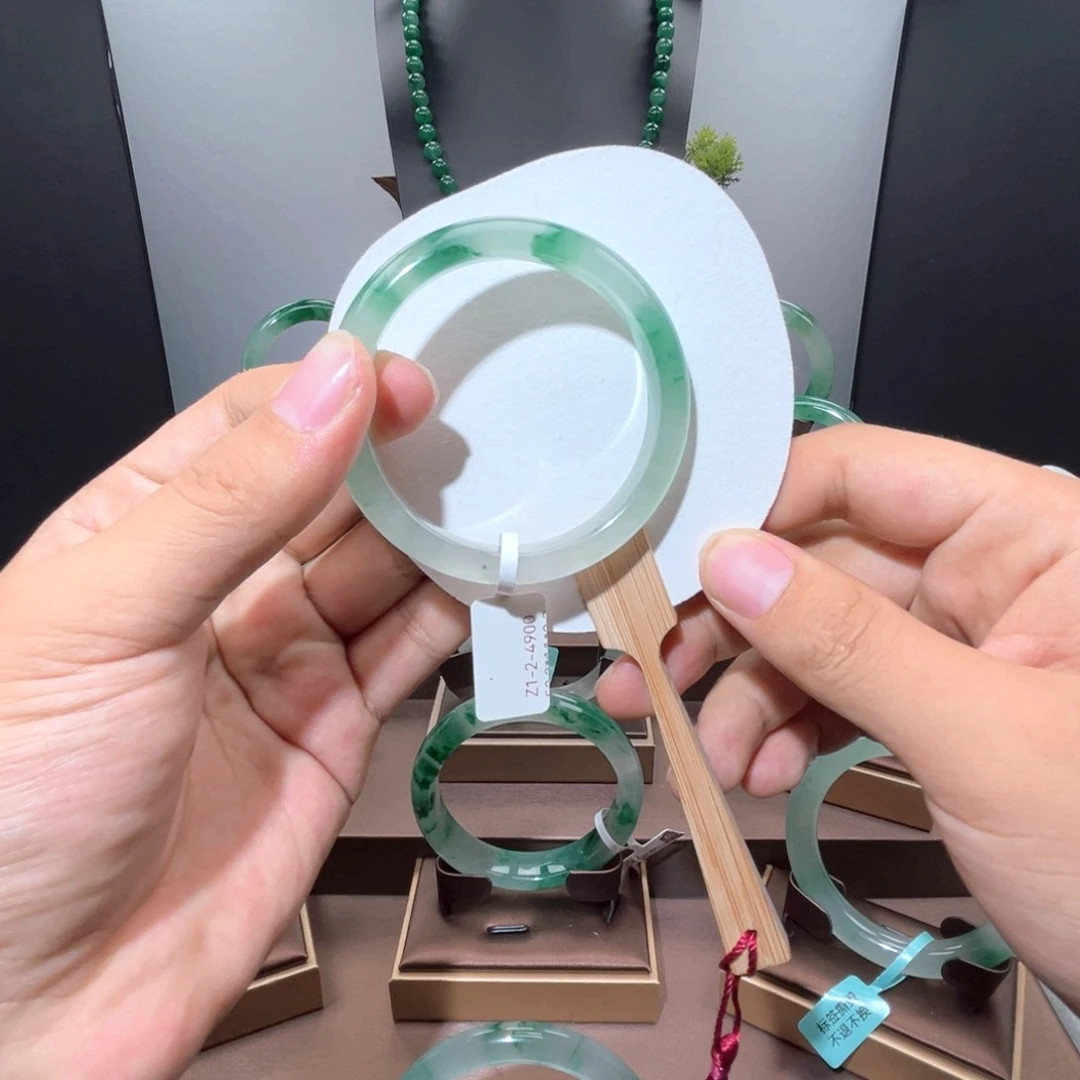 未镶嵌手镯石英质玉（非洲翠）