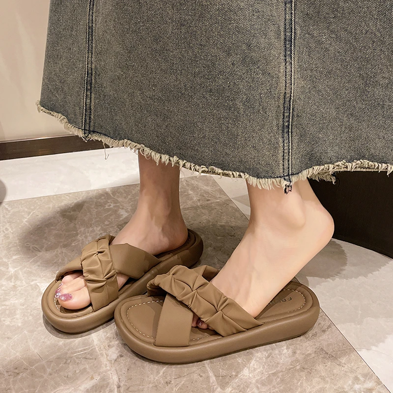 法式高级感厚底交叉凉拖鞋女夏外穿2025新款平底休闲度假沙滩凉鞋