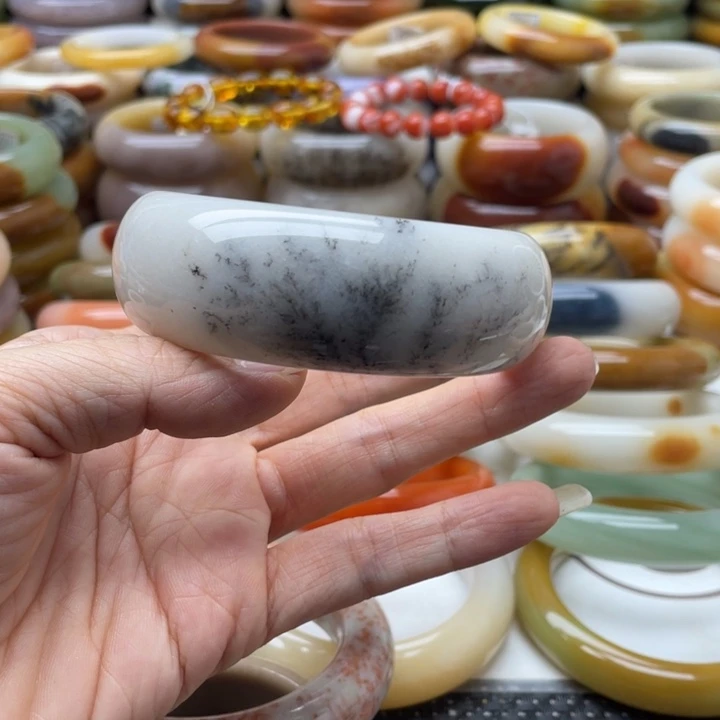 石英岩玉手镯未镶嵌阳****姐