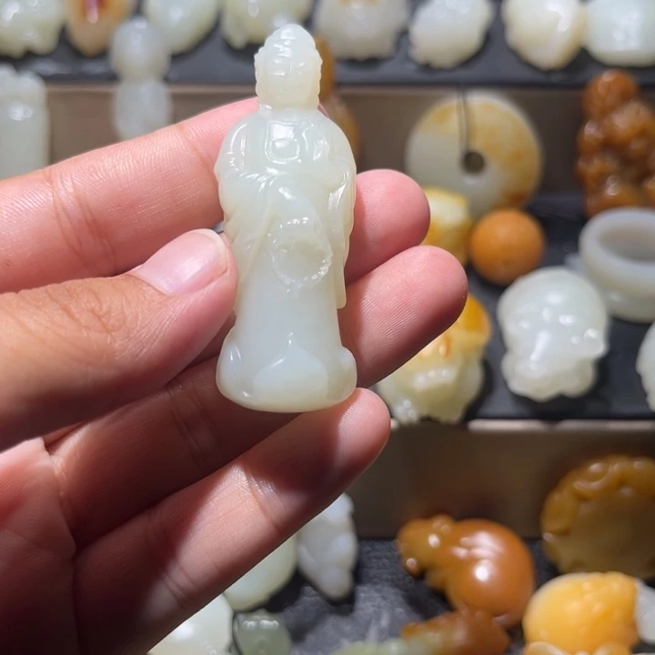 樱****颈饰未镶嵌和田玉