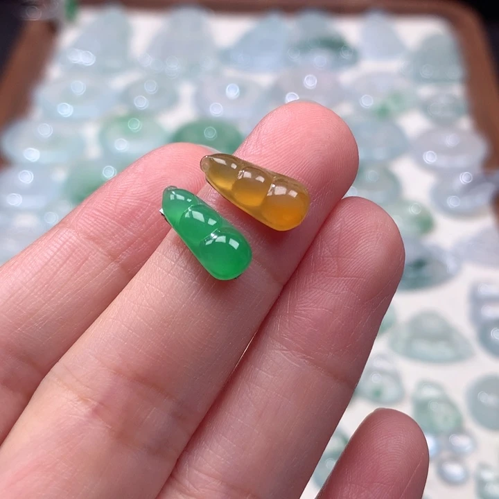 翡翠未镶嵌颈饰冰种福豆一对