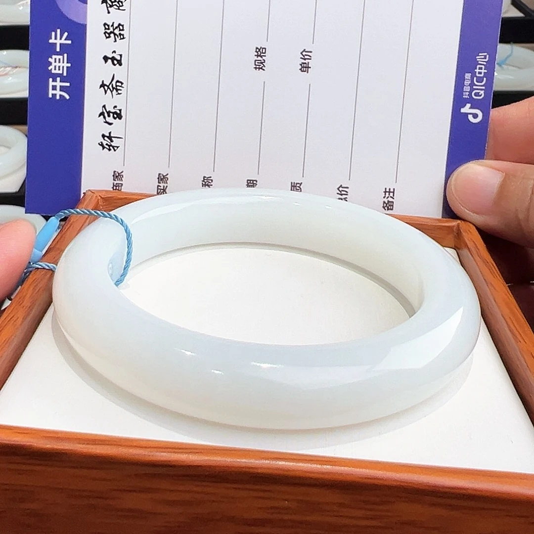 悦***好和田玉未镶嵌手镯