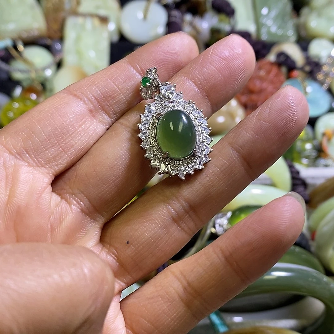 岫玉未镶嵌颈饰一个