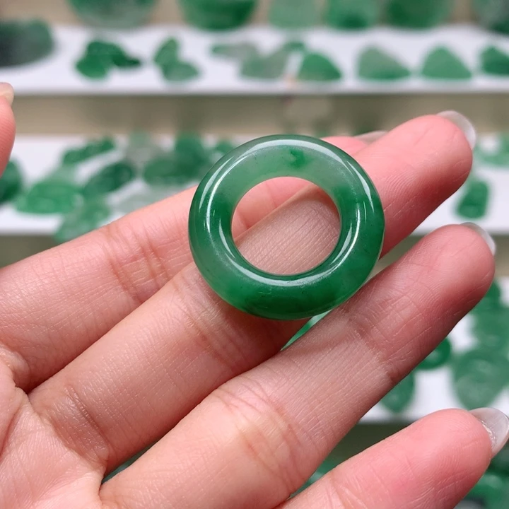 颈饰未镶嵌石英质玉