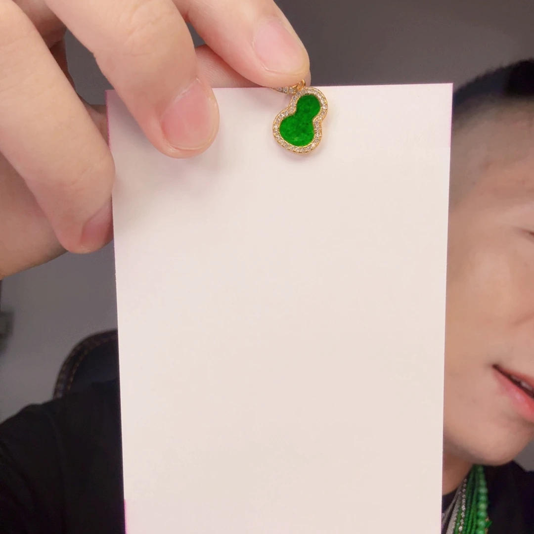 翡翠未镶嵌颈饰一件