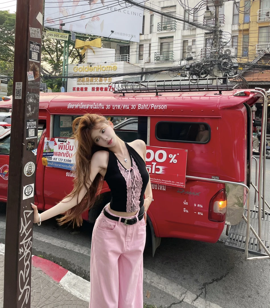 XIAOXIN【千禧辣妹】甜酷显瘦蕾丝拼接挂脖露背吊带上衣LWJ25A1T601