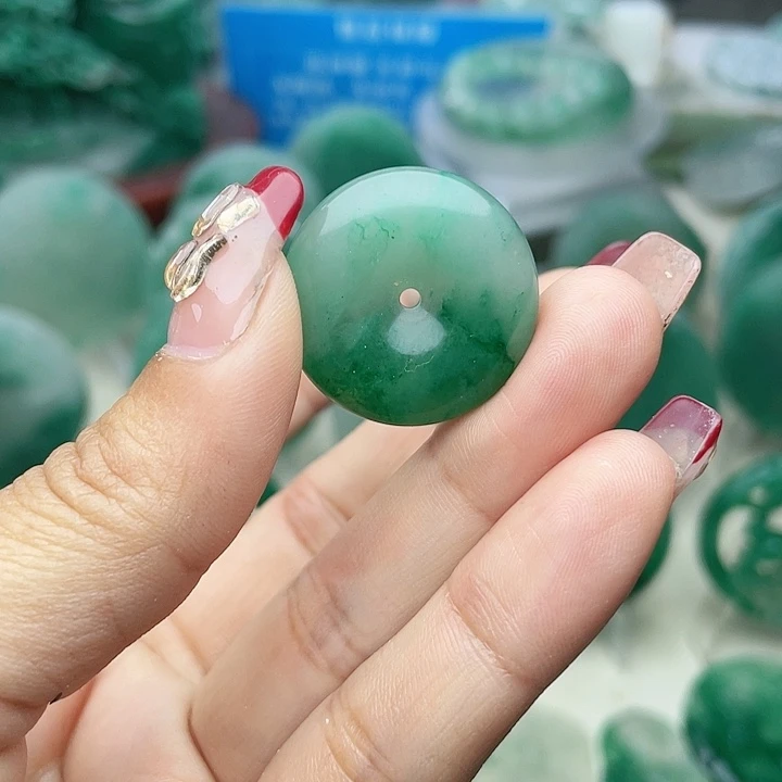 颈饰未镶嵌石英质玉