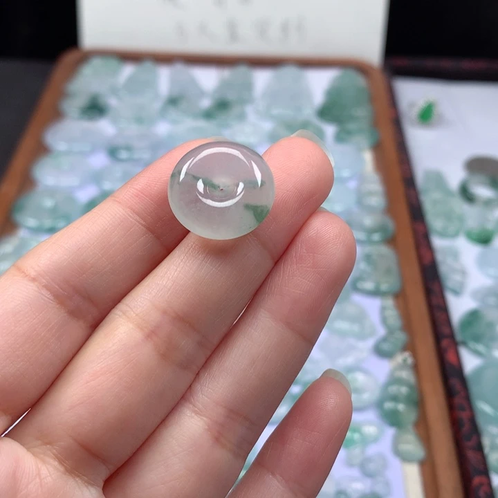 颈饰未镶嵌翡翠冰种肥扣子